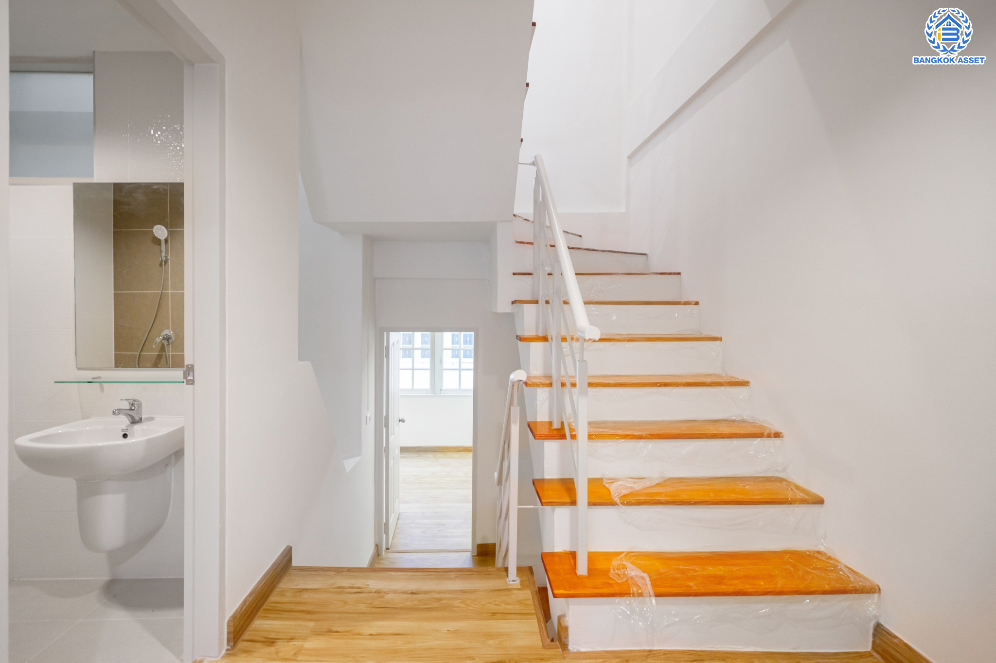 ทาวน์เฮ้าส์มือสองนนทบุรี ม.สรานนท์ ติวานนท์-ปากเกร็ด ทาวน์เฮ้าส์ 3ชั้นครึ่ง เนื้อที่ 18 ตร.ว. ฟังก์ชัน 4 ห้องนอน 3 ห้องน้ำ จอดรถได้ 2 คัน พร้อม Living Room กว้างขวาง บนทำเลติดถนนติวานนท์ ใกล้เซ็นทรัลแจ้งวัฒนะ และรถไฟฟ้าสายสีชมพู "สถานีแยกปากเกร็ด"